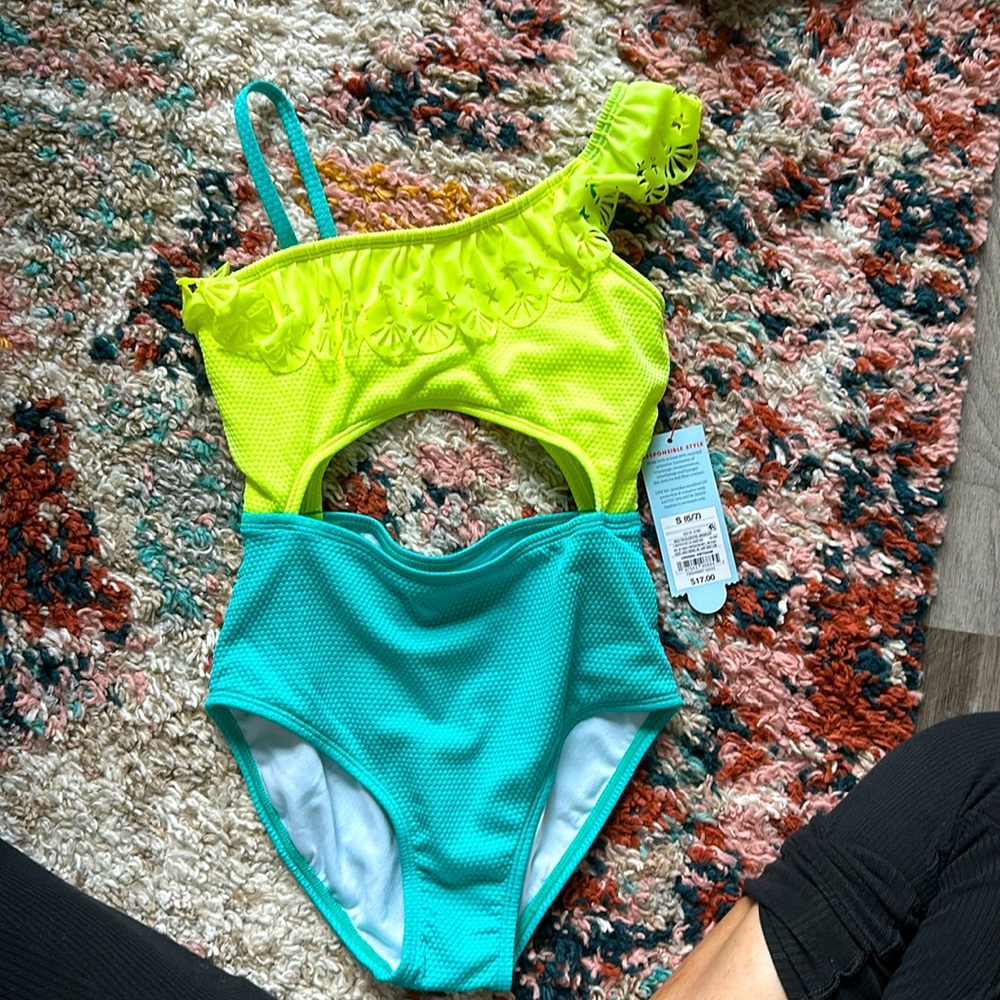 NWT Cat and Jack swimsuit. Size S (6/7)